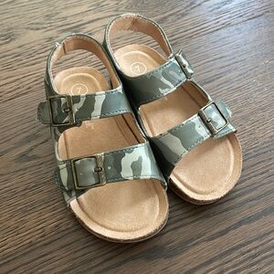 Cat&Jack Toddler size 7 army sandals